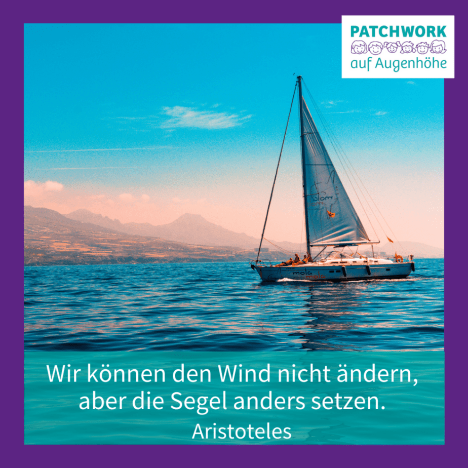 Segelboot auf dem Meer mit dem Zitat von Aristoteles Wir können den Wind nicht ändern, aber die Segel anders setzen.