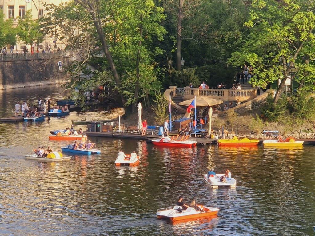 Tretbotte auf einem See. Als Oma sitzt du beim Patchwork im gleichen Boot wie die Enkel. 